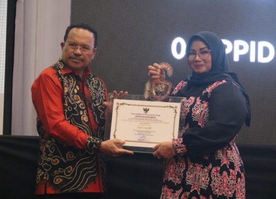 Wabup Kotim Irawati saat menerima penghargaan Anugerah 3 Besar Keterbukaan Informasi Publik di Palangka Raya, Senin, 11 Desember 2023