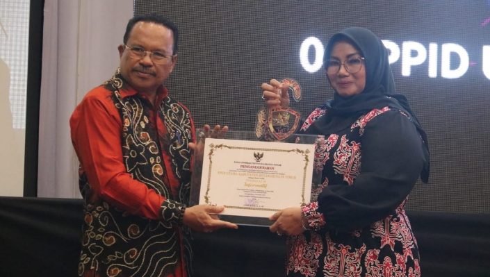 Wabup Kotim Irawati saat menerima penghargaan Anugerah 3 Besar Keterbukaan Informasi Publik di Palangka Raya, Senin, 11 Desember 2023