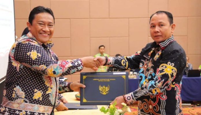 Wakil Gubernur Kalteng Edy Pratowo menyerahkan penghargaan kepada Kepala DPMPTSP Kalteng Sutoyo, Sabtu, 16 Desember 2023