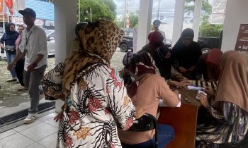 Warga antre memgambil kupon Jalan Sehat Pemilu Damai KPU Kotim, Kamis 7 Desember 2023.