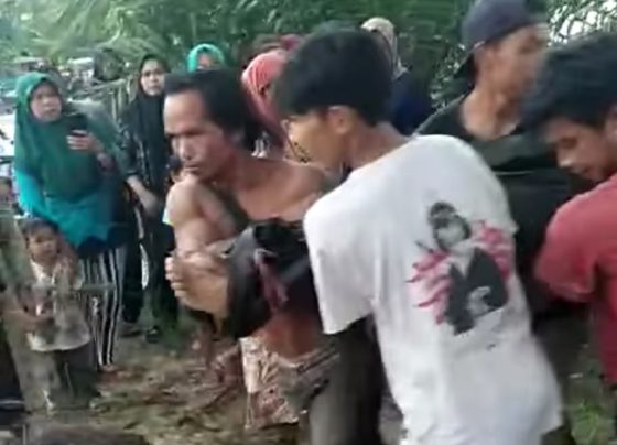 Warga saat mengangkat jasad korban setelah ditemukan tidak bernyawa di sungai Seruyan.