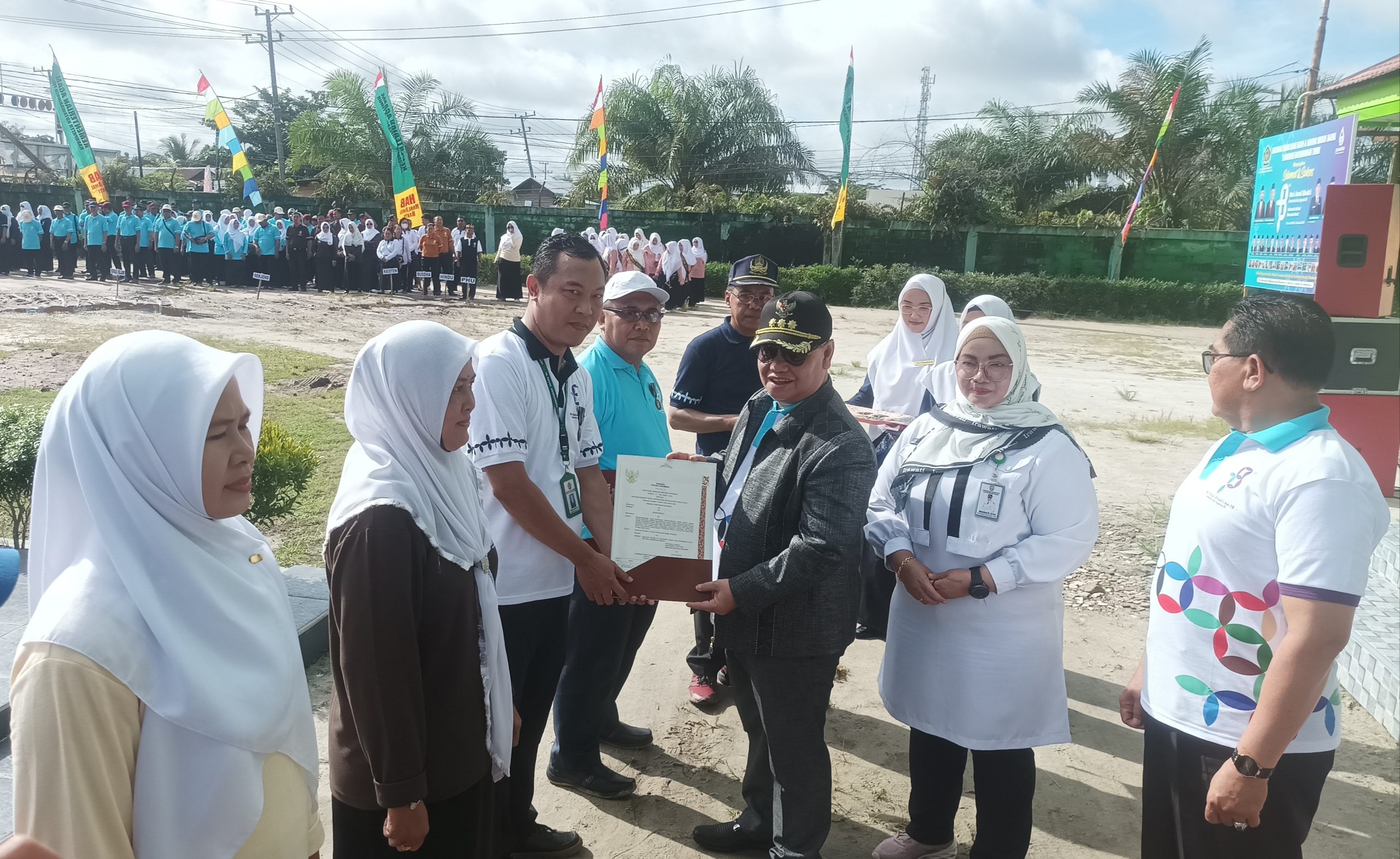 Halikinnor Serahkan Piagam Satyalancana Karya Satya Kepada 9 ASN Kemenag Kotim