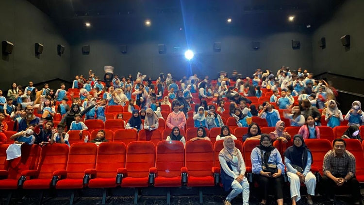 274 Siswa SDN 2 Mentawa Baru Hulu Nobar Film “Tegar”