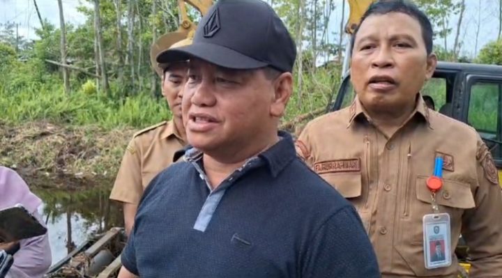 Bupati Kotim, Halikinnor saat diwawancara