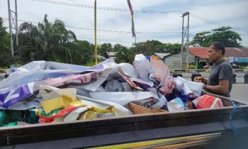 Alat Peraga Kampanye peserta Pemilu 2024 di Sampit yang ditertibkan Bawaslu dan instansi terkait lainnya, Rabu, 24 Januari 2024