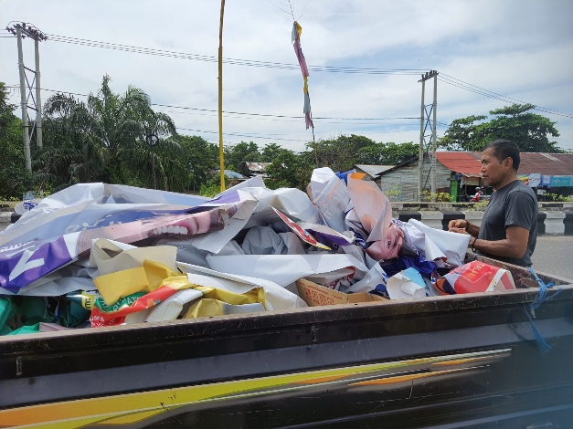 Bawaslu Kotim Tertibkan Alat Peraga Kampanye Melanggar Aturan