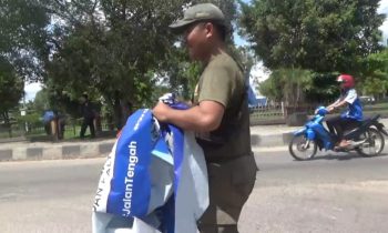 Anggota Satpol PP Kotim menertibkan APK melanggar aturan, Rabu 24 Januari 2024