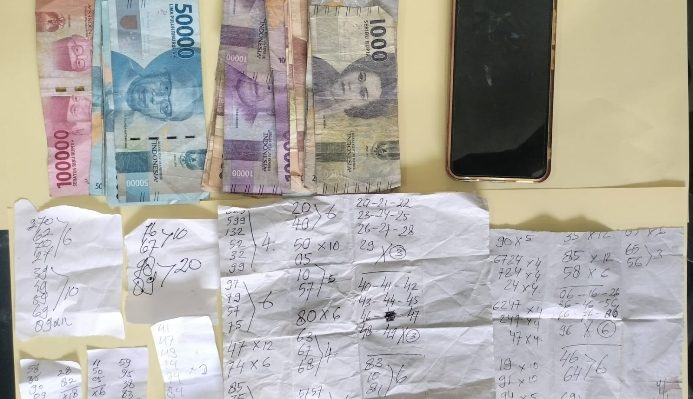 Barang bukti hasil pengungkapan judi togel yang diamankan Satreskrim Polres Kotim