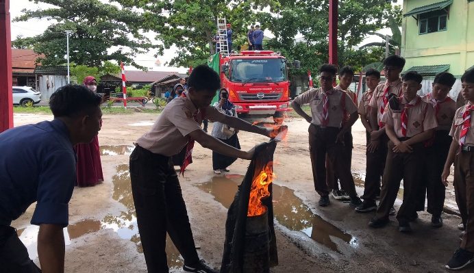 Begini keseruan siswa dan siswi SMP IT Arafah Belajar Praktik Rescue dari Petugas Disdamkarmat Kotim, Sabtu 27 Januari 2024