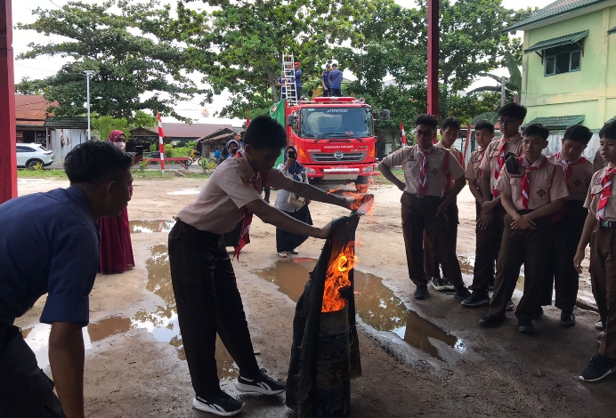 Begini Keseruan Siswa SMP IT Arafah Belajar Praktik Rescue dari Petugas Disdamkarmat