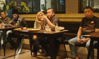 Bupati Kotim, Halikinnor berbicara dalam acara Nongkrong dan Ngobrol Bareng Bupati di Cafe Query, Jalan HM Arsyad Sampit, Sabtu 27 Januari 2024