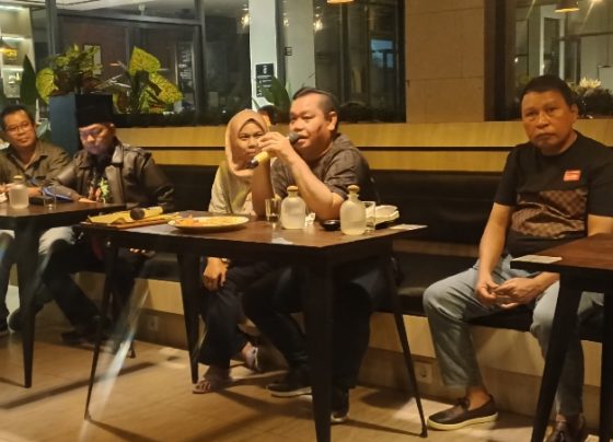 Bupati Kotim, Halikinnor berbicara dalam acara Nongkrong dan Ngobrol Bareng Bupati di Cafe Query, Jalan HM Arsyad Sampit, Sabtu 27 Januari 2024