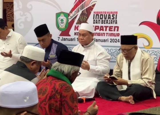 Bupati Kotim, Halikinnor berdoa usai melakukan salat hajat berjamaah di Rujab Bupati Kotim menyambut HUT ke 71 Kotim, Sabtu 6 Januari 2024