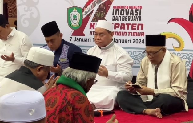 Bupati Kotim, Halikinnor berdoa usai melakukan salat hajat berjamaah di Rujab Bupati Kotim menyambut HUT ke 71 Kotim, Sabtu 6 Januari 2024