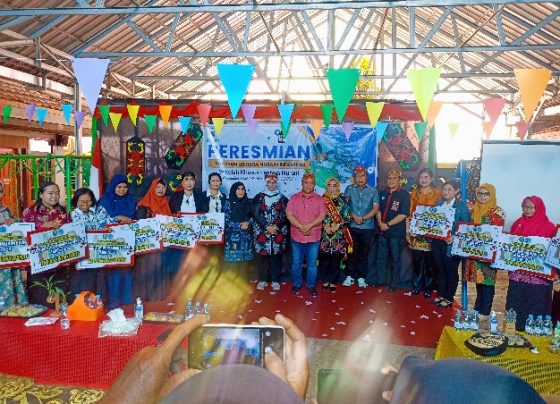 Bupati Kotim Halikinnor berfoto bersama usai memberikan bantuan berupa alat permainan kepada 60 lembaga PAUD, Sabtu 20 Januari 2024