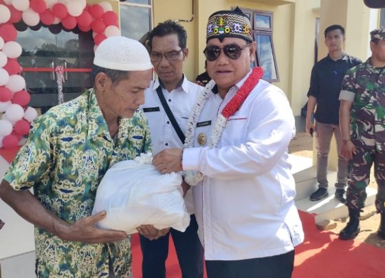 Bupati Kotim, Halikinnor berkacamata hitam menyerahkan bantuan sembako di Kecamatan Bukit Santuai, Rabu 17 Januari 2024