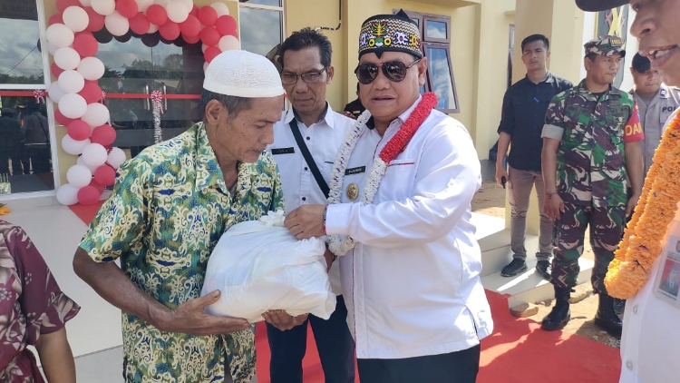 Pemkab Kotim Mengucurkan Berbagai Bantuan untuk Masyarakat Bukit Santuai 