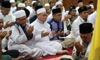 Bupati Kotim, Halikinnor bersama jajaran berdoa usai melakukan salat hajat berjamaah di Rujab Bupati Kotim, Sabtu 6 Januari 2024