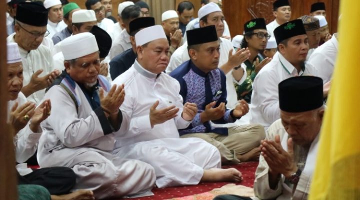 Bupati Kotim, Halikinnor bersama jajaran berdoa usai melakukan salat hajat berjamaah di Rujab Bupati Kotim, Sabtu 6 Januari 2024