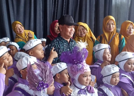 Bupati Kotim, Halikinnor bersama para peserta dan guru pembimbing pada ajang Mentaya Marching Band Competition, Sabtu 27 Januari 2024