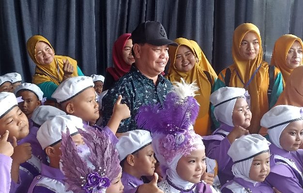 Bupati Kotim, Halikinnor bersama para peserta dan guru pembimbing pada ajang Mentaya Marching Band Competition, Sabtu 27 Januari 2024