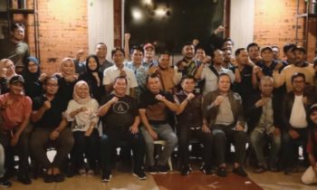 Bupati Kotim, Halikinnor bersama para wartawan dalam acara Nongkrong dan Ngobrol Bareng Bupati di Query Cafe, Jalan HM Arsyad, Sabtu 27 Januari 2024