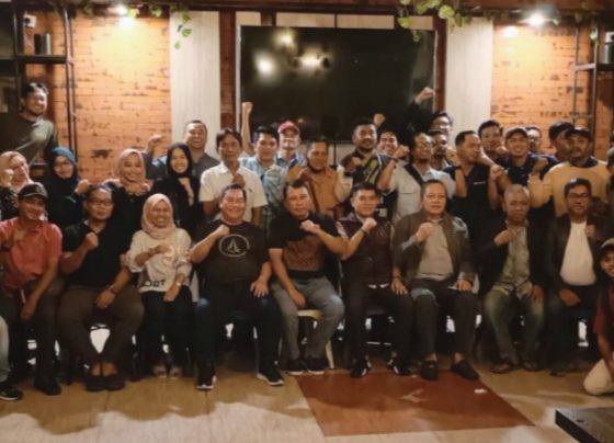 Bupati Kotim, Halikinnor bersama para wartawan dalam acara Nongkrong dan Ngobrol Bareng Bupati di Query Cafe, Jalan HM Arsyad, Sabtu 27 Januari 2024