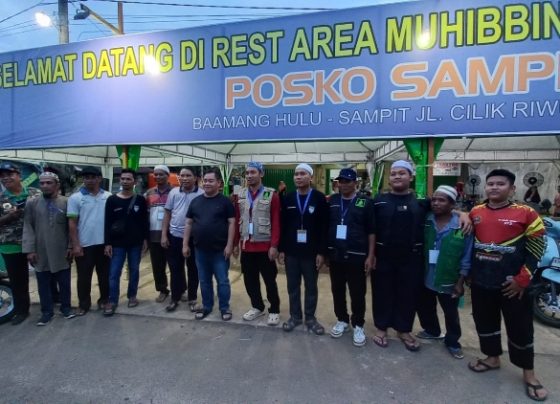 Bupati Kotim Halikinnor didampingi Sekda Kotim Fajjurahman saat befoto bersama relawan di Rest Area Haul Gutu Sekumpul, Sabtu, 13 Januari 2024