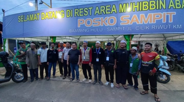 Bupati Kotim Halikinnor didampingi Sekda Kotim Fajjurahman saat befoto bersama relawan di Rest Area Haul Gutu Sekumpul, Sabtu, 13 Januari 2024