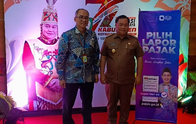 Bupati Kotim, Halikinnor kanan bersama Kepala KPP Pratama Sampit, Heri Widiyanto kiri