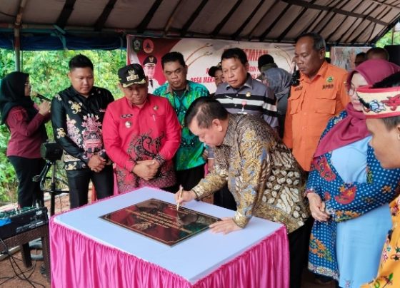 Bupati Kotim Halikinnor menandatangani prasasti tanda diresmikanya jembatan penghubung di Kecamatan Tualan Hulu, Kamis, 18 Januari 2023