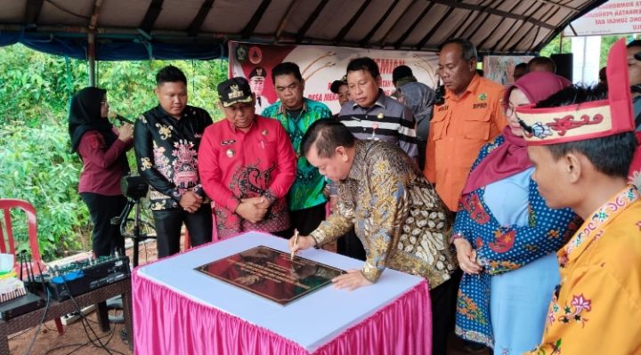 Bupati Kotim Halikinnor menandatangani prasasti tanda diresmikanya jembatan penghubung di Kecamatan Tualan Hulu, Kamis, 18 Januari 2023