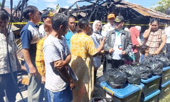 Bupati Kotim, Halikinnor menyerahkan bantuan kepada korban kebakaran di Komplek Inhutani, Sampit, Rabu 3 Januari 2024