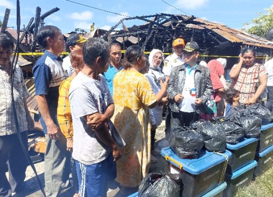 Bupati Kotim, Halikinnor menyerahkan bantuan kepada korban kebakaran di Komplek Inhutani, Sampit, Rabu 3 Januari 2024