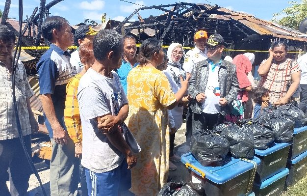 Bupati Kotim, Halikinnor menyerahkan bantuan kepada korban kebakaran di Komplek Inhutani, Sampit, Rabu 3 Januari 2024