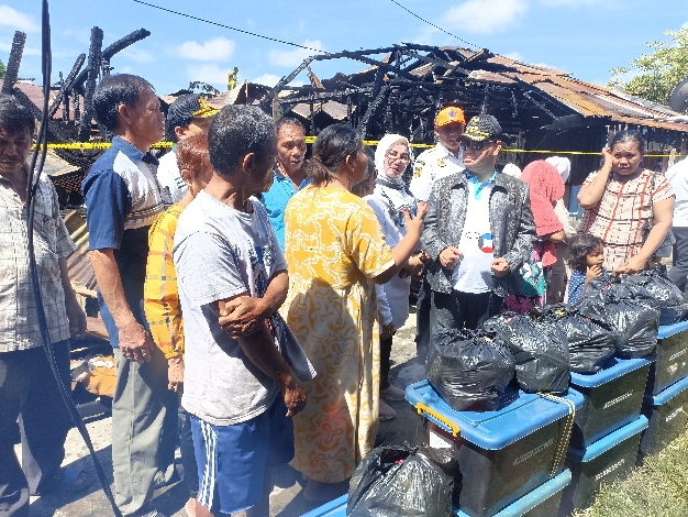 Halikinnor Serahkan Bantuan kepada Korban Kebakaran di Komplek Inhutani