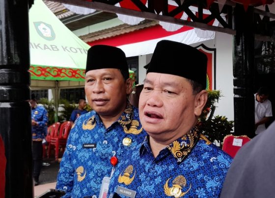 Bupati Kotim Halikinnor saat diwawancara