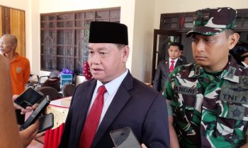 Bupati Kotim, Halikinnor saat diwawancara.