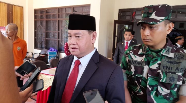 Bupati Kotim, Halikinnor saat diwawancara.