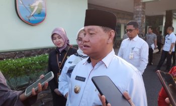 Bupati Kotim, Halikinnor saat diwawancara pekerja media. 1