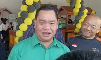 Bupati Kotim, Halikinnor saat diwawancara. 1