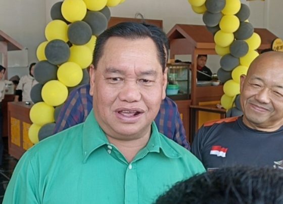 Bupati Kotim, Halikinnor saat diwawancara. 1