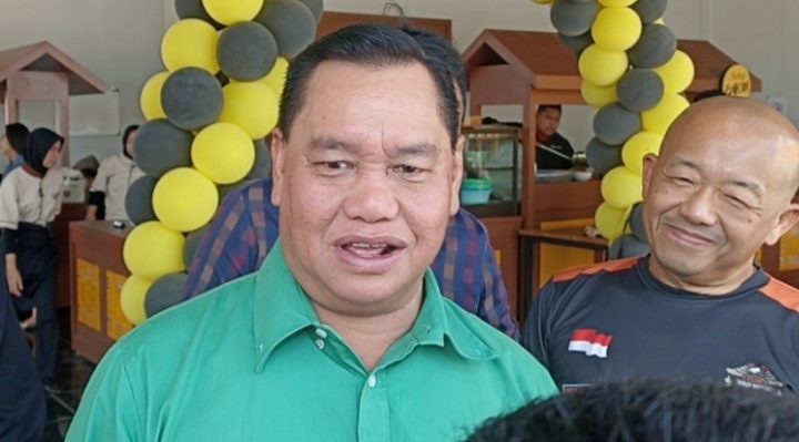Bupati Kotim, Halikinnor saat diwawancara. 1