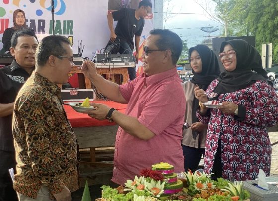 Bupati Kotim Halikinnor saat menyuapi potongan nasi tumpeng kepada Kepala DPMPTSP Diana Setiawan, Minggu, 7 Januari 2023