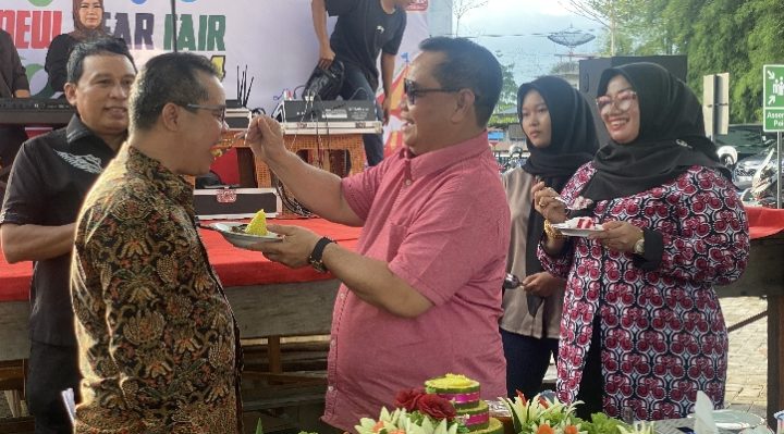 Bupati Kotim Halikinnor saat menyuapi potongan nasi tumpeng kepada Kepala DPMPTSP Diana Setiawan, Minggu, 7 Januari 2023