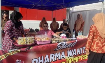 Bupati Kotim Hallikinnor saat membantu menjualkan produk UMKM di stand Dharma Wanita Persatuan DPMPTSP, Minggu, 7 Januari 2024