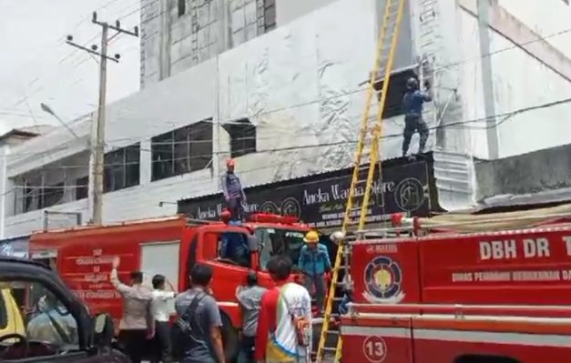 Dramatis! begini detik detik penyelamatan seorang tersengat listrik di sebuah toko, Jalan Iskandar, Sampit, Selasa 23 Januari 2024