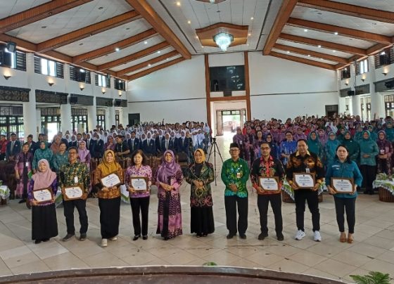 Foto bersama dengan seluruh peserta paduan suara Mars Habaring Hurung yang bertempat di gedung serbaguna Sampit, Kamis 25 Januari 2024