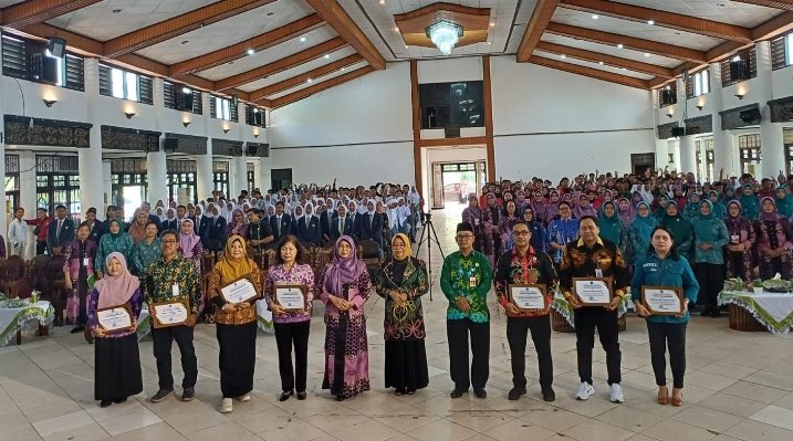 Foto bersama dengan seluruh peserta paduan suara Mars Habaring Hurung yang bertempat di gedung serbaguna Sampit, Kamis 25 Januari 2024