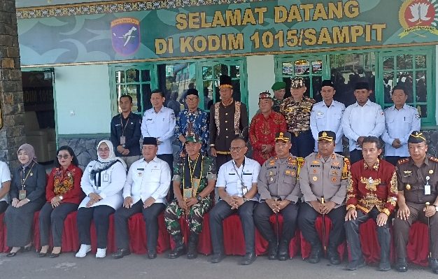 Foto bersama unsur Forkopimda Kotim dan Seruyan dengan Danrem 102Pjg di Markas Kodim 1015Spt, Rabu 3 Januari 2024